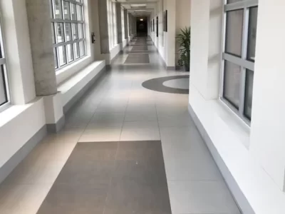 +installation-céramique-corridor-institution