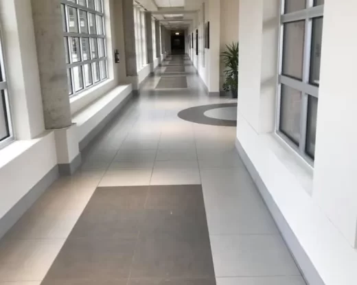+installation-céramique-corridor-institution